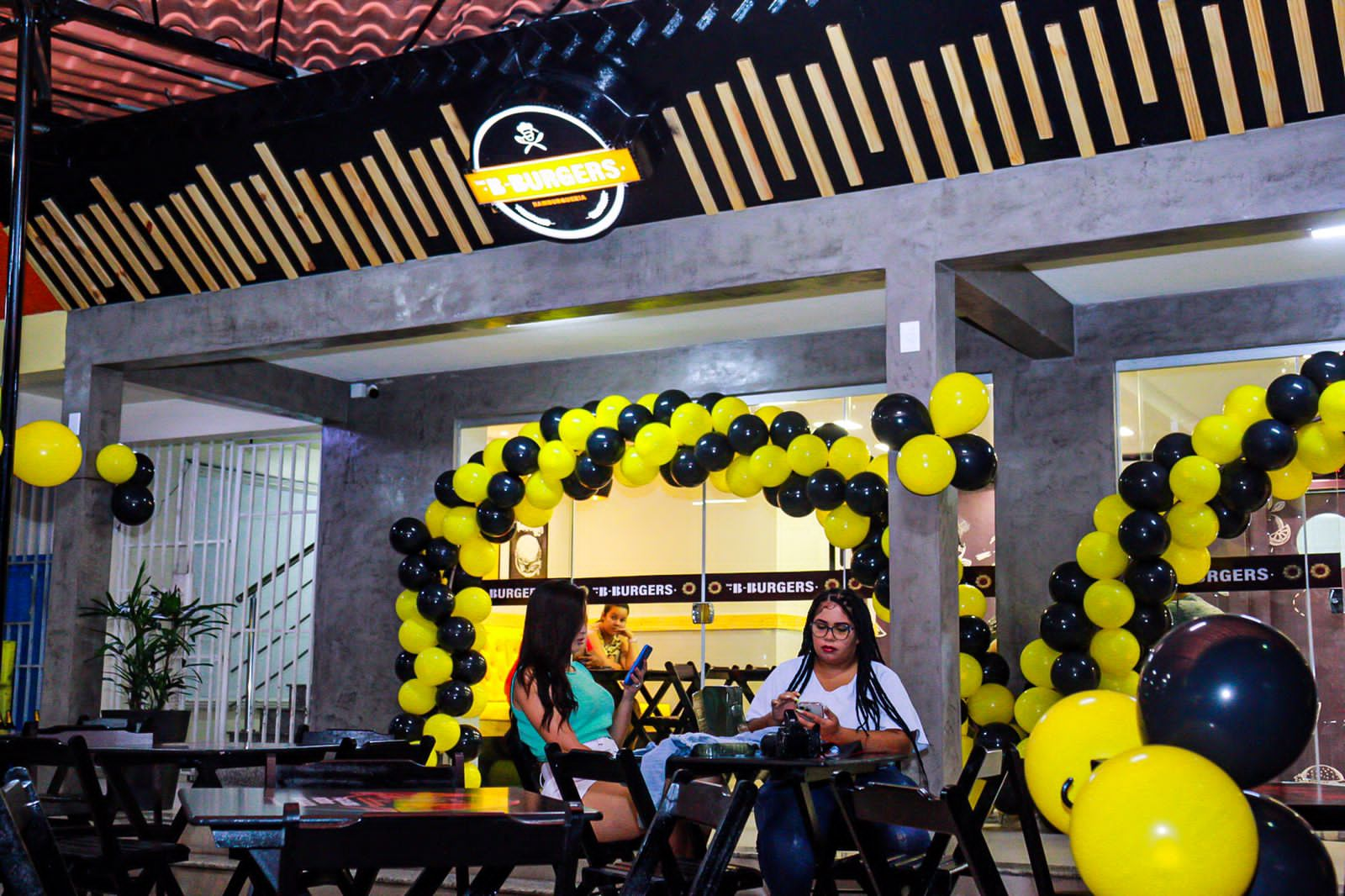 The B-Burgers, Franquia Do Influêncer Digital Carlinhos Maia é ...